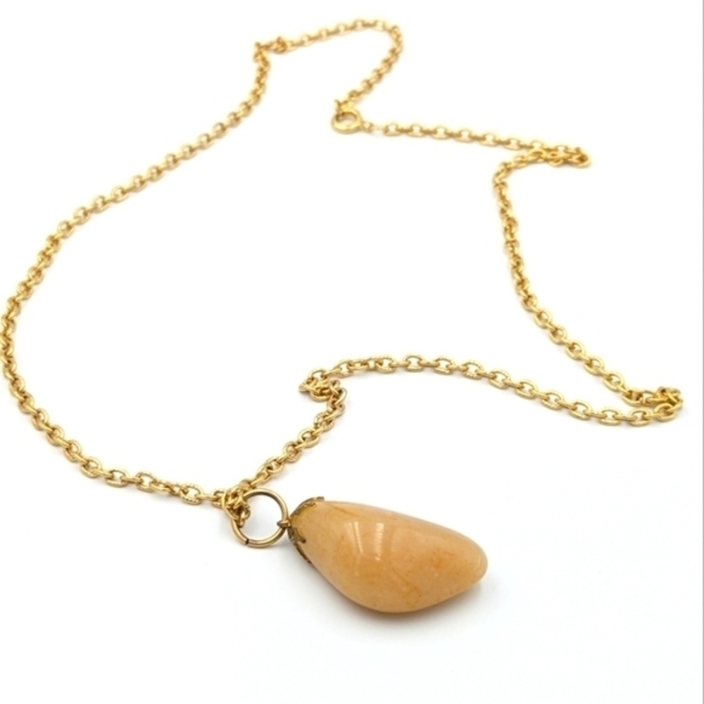 5/25$   Polished stone pendant on gold tone chain